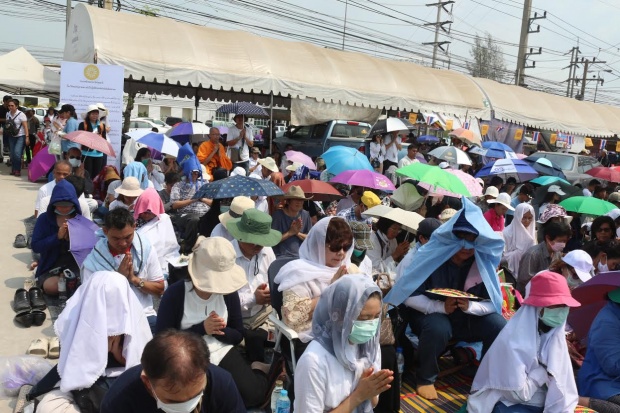 ศิษย์ธรรมกาย นั่งสวดมนต์สู้แดดไม่ไปไหน ด้าน พระปลัดเสกสรร เผยพระจะอยู่เคียงข้างลูกศิษย์!!