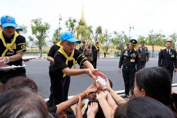 พระองค์ทีฯ ทรงร่วมทำกิจกรรมจิตอาสา ประทานสิ่งของให้พสกนิกรอย่างมิได้ถือพระองค์