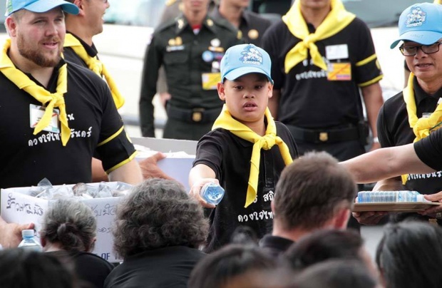 พระองค์ทีฯ ทรงร่วมทำกิจกรรมจิตอาสา ประทานสิ่งของให้พสกนิกรอย่างมิได้ถือพระองค์