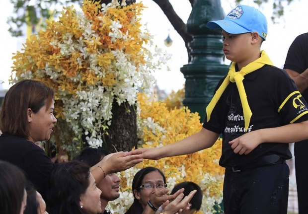 พระองค์ทีฯ ทรงร่วมทำกิจกรรมจิตอาสา ประทานสิ่งของให้พสกนิกรอย่างมิได้ถือพระองค์