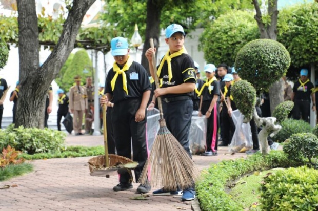 พระองค์ทีฯ ทรงร่วมทำกิจกรรมจิตอาสา ประทานสิ่งของให้พสกนิกรอย่างมิได้ถือพระองค์