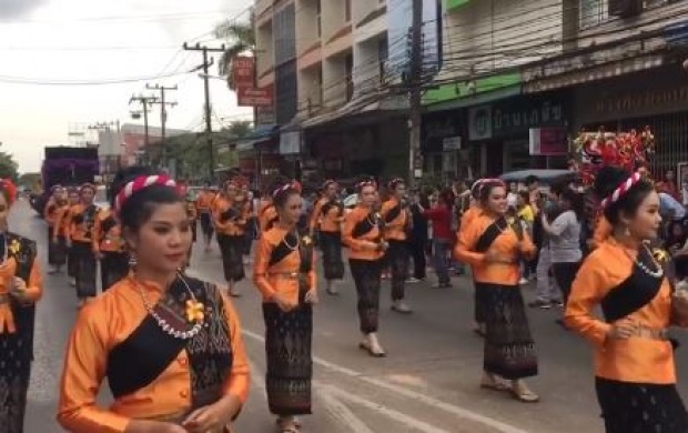  สาวอุดรรำเพลงฮิต “ปานามา” แดนซ์กลางขบวนงานทุ่งศรีเมือง