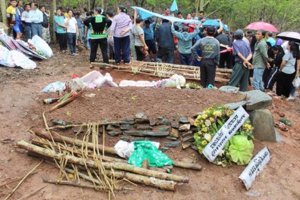 เศร้า!! ฝังเมียเคียงข้างลูกสาว ไร้เงา ‘กำนันม้ง’ ล้อมคอกติดกล้องทั่วดอย 150 จุด