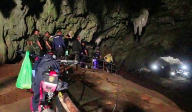 ฝนตกหนักเป็นอุปสรรค!! หา 13 นักเตะ-โค้ชสูญหาย ในถ้ำหลวงฯ ห้ามจุดธูปหน้าถ้ำทำออกซิเจนลด