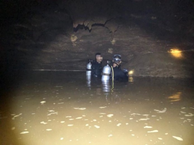 ฝนตกหนักเป็นอุปสรรค!! หา 13 นักเตะ-โค้ชสูญหาย ในถ้ำหลวงฯ ห้ามจุดธูปหน้าถ้ำทำออกซิเจนลด