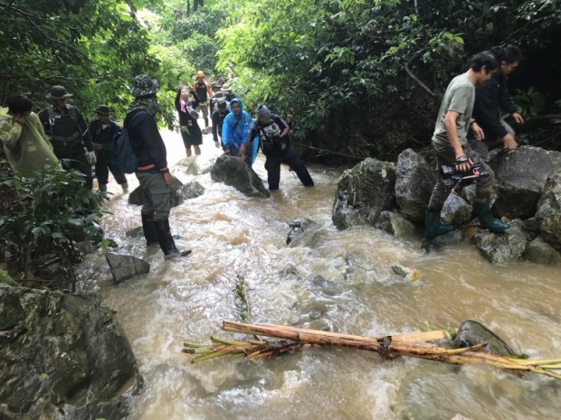 ด่วน! ความหวังมาแล้ว เจอหมวกลอยอยู่กลางน้ำตกใกล้ถ้ำหลวง สงสัยเป็นของเด็ก 1ใน13 ชิวิตติดถ้ำ