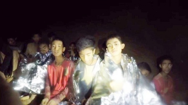 จนท.พาแม่ “น้องมงคล” รีบวิ่งเข้าถ้ำหลวง เป็นที่น่าจับตา!! อาจมีการนำเด็กทยอยออกมา?