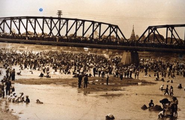 ย้อนรอยบรรยากาศวันสงกรานต์ในอดีต มาดูสิว่าสมัยก่อนเขาเล่นน้ำกันยังไง