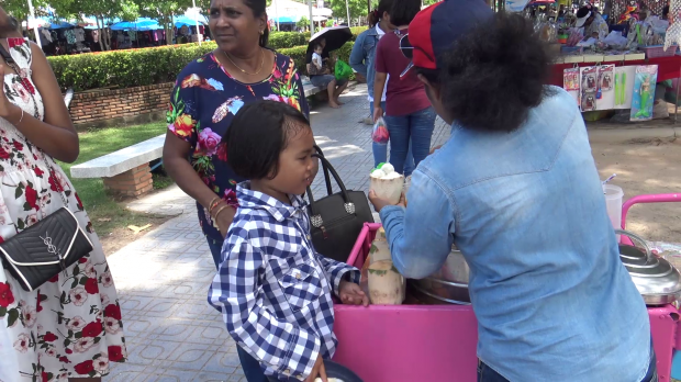 หาเงินช่วยพ่อแม่! หนูน้อยวัย 7 ขวบ “จูงม้า - ขายไอศกรีม” บริการนักท่องเที่ยว