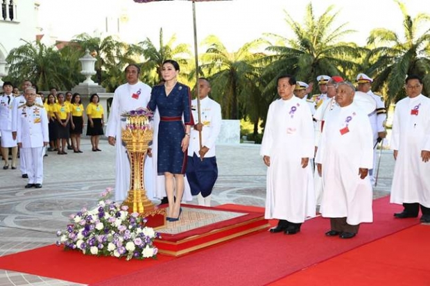  พระราชินี ทรงรับทูลเกล้าฯ ถวายปริญญาดุษฎีบัณฑิตกิตติมศักดิ์