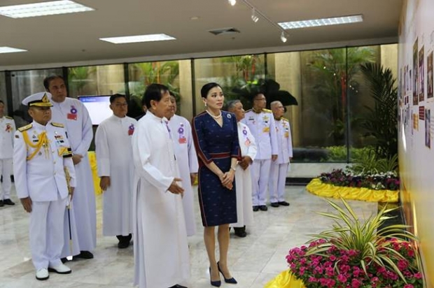  พระราชินี ทรงรับทูลเกล้าฯ ถวายปริญญาดุษฎีบัณฑิตกิตติมศักดิ์