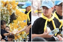 พระองค์ทีฯ ทรงร่วมทำกิจกรรมจิตอาสา ประทานสิ่งของให้พสกนิกรอย่างมิได้ถือพระองค์