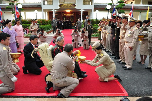 ปีติในหลวงทรงโบกพระหัตถ์-พสกนิกรเฝ้ารับเสด็จนับแสน