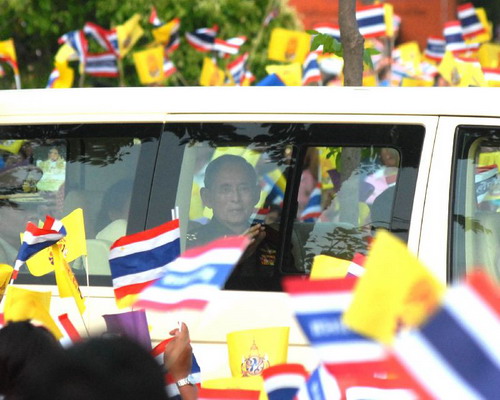 ปีติในหลวงทรงโบกพระหัตถ์-พสกนิกรเฝ้ารับเสด็จนับแสน