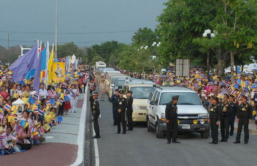 ปีติในหลวงทรงโบกพระหัตถ์-พสกนิกรเฝ้ารับเสด็จนับแสน