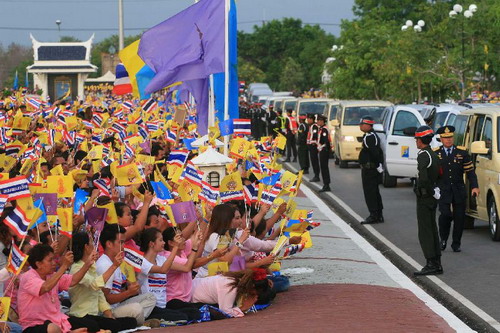 ปีติในหลวงทรงโบกพระหัตถ์-พสกนิกรเฝ้ารับเสด็จนับแสน