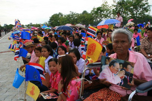 ปีติในหลวงทรงโบกพระหัตถ์-พสกนิกรเฝ้ารับเสด็จนับแสน