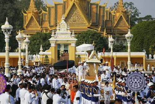 ปชช.กัมพูชานับแสนร่วมไว้อาลัย เคลื่อนพระบรมศพพระบาทสมเด็จพระนโรดม สีหนุ 