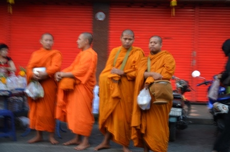 ชาวบ้านระอา!!แก๊งพระสงฆ์ยึดมุมถนนเวียนบิณฑบาตอยู่กับที่