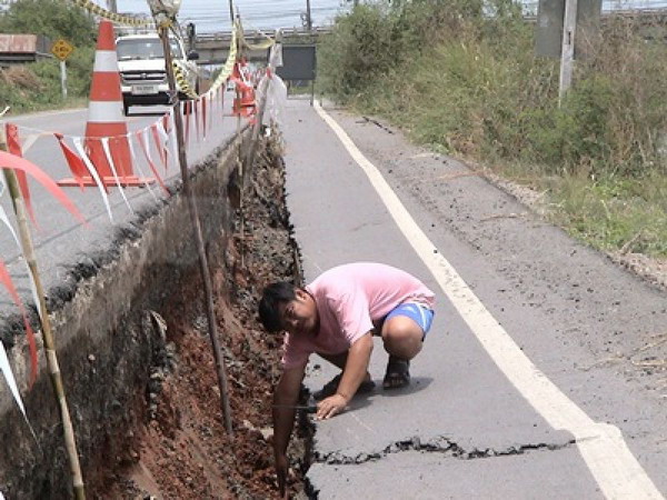 คนปทุมฯ ตกใจถนนแตกเป็นร่องทรุดลงคลอง ต่างระดับเกือบ 2 เมตร