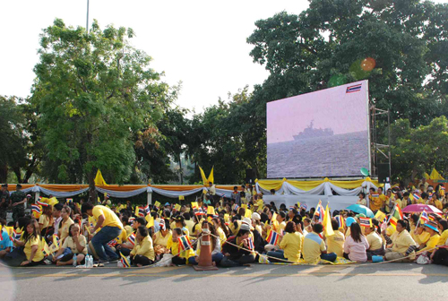 พสกนิกรแน่นหัวหินรอรับเสด็จในหลวง (ประมวลภาพ)