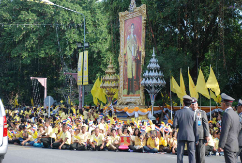 พสกนิกรแน่นหัวหินรอรับเสด็จในหลวง (ประมวลภาพ)