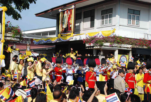 พสกนิกรแน่นหัวหินรอรับเสด็จในหลวง (ประมวลภาพ)