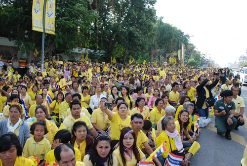 พสกนิกรแน่นหัวหินรอรับเสด็จในหลวง (ประมวลภาพ)