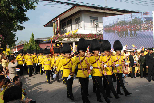 พสกนิกรแน่นหัวหินรอรับเสด็จในหลวง (ประมวลภาพ)