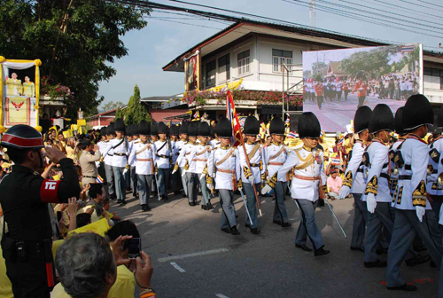 พสกนิกรแน่นหัวหินรอรับเสด็จในหลวง (ประมวลภาพ)