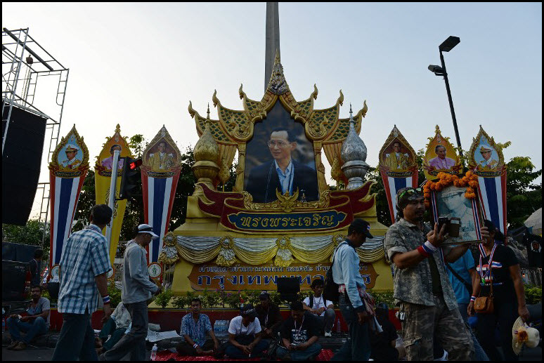 @  ผู้ประท้วงต่อต้านรัฐบาล ยึดพื้นที่อนุสาวรีย์ชัยสมรภูมิ เมื่อ 13 มกราคม 2557