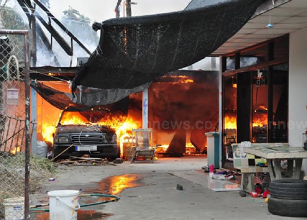 ไฟไหม้บ้านกลางเมืองเพชรบุรีลามอู่ซ่อมรถวอด