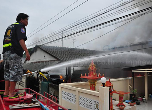 ไฟไหม้บ้านกลางเมืองเพชรบุรีลามอู่ซ่อมรถวอด