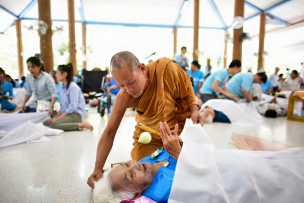 พระพุทธะอิสระ แจงกรณีพระกราบแม่ หากจะให้เลิกกราบ ตัดหัวเสียยังง่ายกว่า