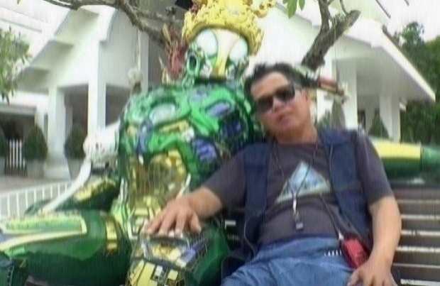 อ.เฉลิมชัย โวยอีกหลังนักท่องเที่ยวถ่ายภาพอนาจารกับหุ่นพิทักษ์วัดร่องขุ่น