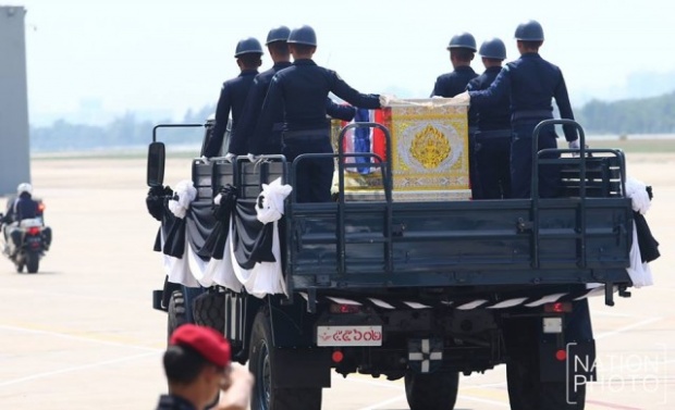 สะเทือนอารมณ์ คุณพ่อสวมชุดนักบิน  ร่วมพิธีรับศพ ลูกชาย