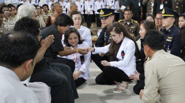 “เจ้าฟ้าจุฬาภรณ์” ไม่ยืนค้ำหัวพูดกับราษฎร เสด็จทรงเยี่ยมผู้ประสบอุทกภัย จ.นครศรีฯ