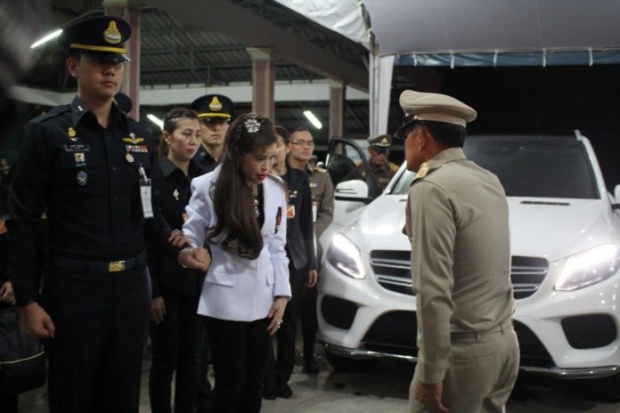 “เจ้าฟ้าจุฬาภรณ์” ไม่ยืนค้ำหัวพูดกับราษฎร เสด็จทรงเยี่ยมผู้ประสบอุทกภัย จ.นครศรีฯ