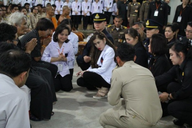 “เจ้าฟ้าจุฬาภรณ์” ไม่ยืนค้ำหัวพูดกับราษฎร เสด็จทรงเยี่ยมผู้ประสบอุทกภัย จ.นครศรีฯ