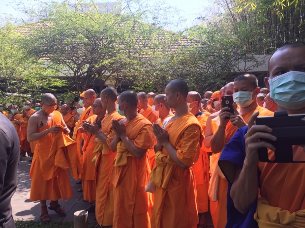 ชัดๆ!! เปิดภาพกองกำลังพระในวัดพระธรรมกาย...ปิดหน้าปิดตาใช้โทรศัพท์ถ่ายภาพจนท.!