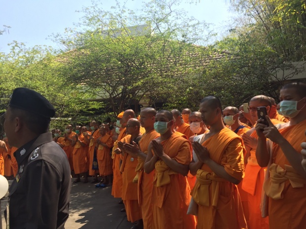 ชัดๆ!! เปิดภาพกองกำลังพระในวัดพระธรรมกาย...ปิดหน้าปิดตาใช้โทรศัพท์ถ่ายภาพจนท.!