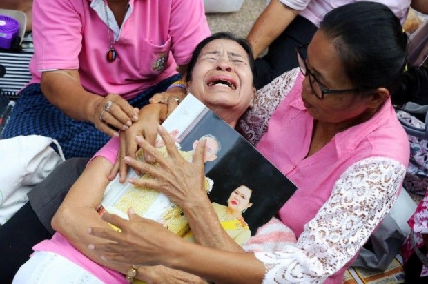 ภาพนี้เป็นที่สุดความรู้สึกคนไทย!! มอบรางวัลภาพยอดเยี่ยม คืนฝนตก หญิงสาวยืนกางร่มบังพระบรมฉายาลักษณ์ในหลวง ร.9