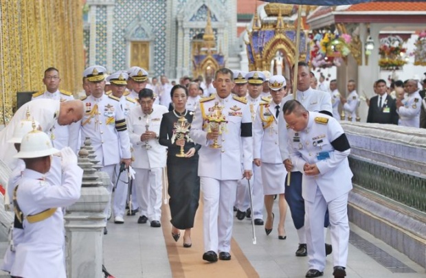 ภาพชุด “สมเด็จพระเจ้าอยู่หัว” เสด็จฯทรงบำเพ็ญพระราชกุศลวันวิสาขบูชา