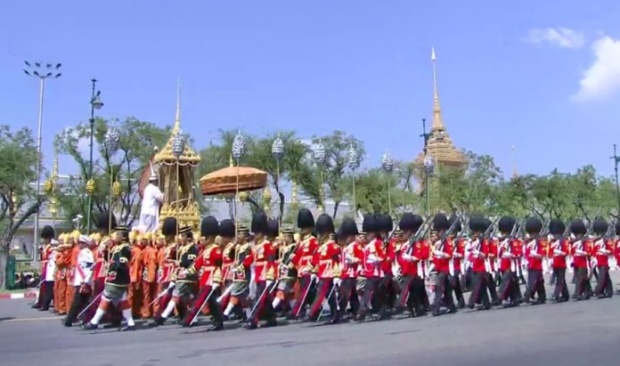 เคลื่อนขบวนพระบรมราชอิสริยยศ เชิญพระโกศพระบรมอัฐิเข้าสู่พระบรมมหาราชวัง