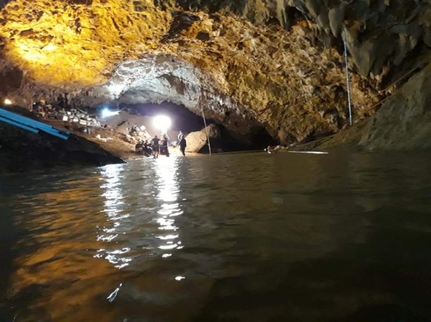 เปิดภาพล่าสุด!! จากในถ้ำหลวง ทีมดำน้ำระดับโลกอังกฤษ ลุยดำน้ำ 2 ชม. (มีคลิป)