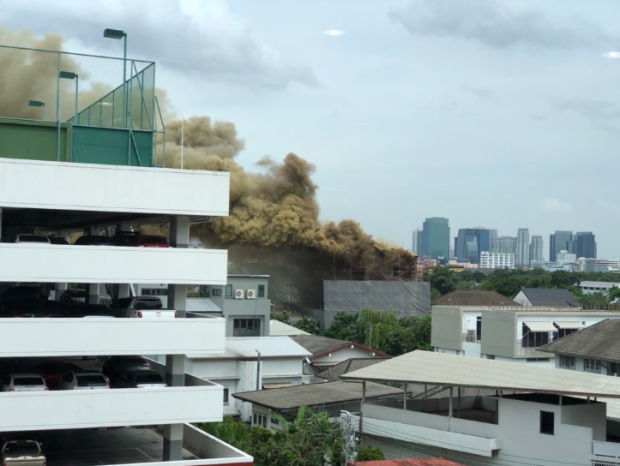 ระทึก!! ไฟไหมในซอย 8 ถนนพหลโยธิน ควันพวยพุงปกคลุมถึงถนนวิภาวดีรังสิต (คลิป)