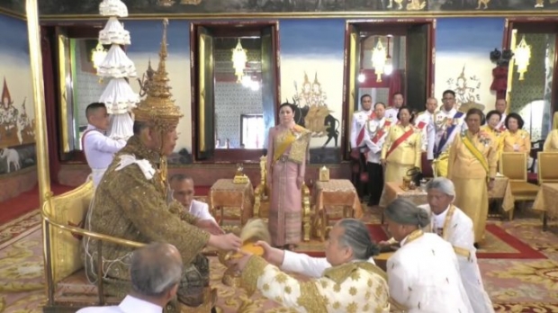 นาทีประวัติศาสตร์ชาติไทย พระบาทสมเด็จพระเจ้าอยู่หัว ทรงสวมพระมหาพิชัยมงกุฎ