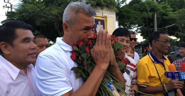 “ทอม ดันดี” ยิ้มแย้ม ออกเรือนจำ เตรียมเดินสายทำบุญ