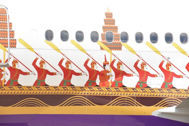 การบินไทย บวงสรวงภาพวาดแบบเรือพระที่นั่งสุพรรณหงส์ ลายใหม่โชว์ความเป็นไทย
