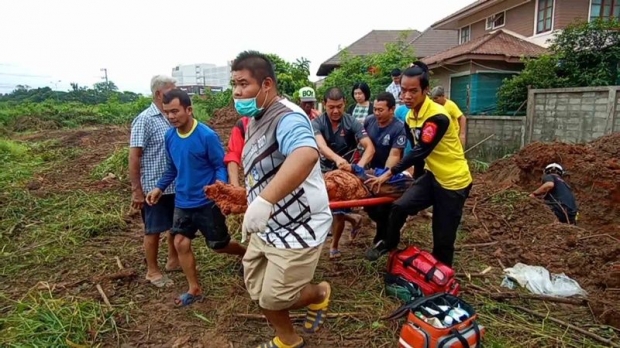 เปิดนาทีชีวิต! ช่วยคนงานถูกดินถล่มทับขณะกำลังเตรียมวางท่อระบายน้ำ